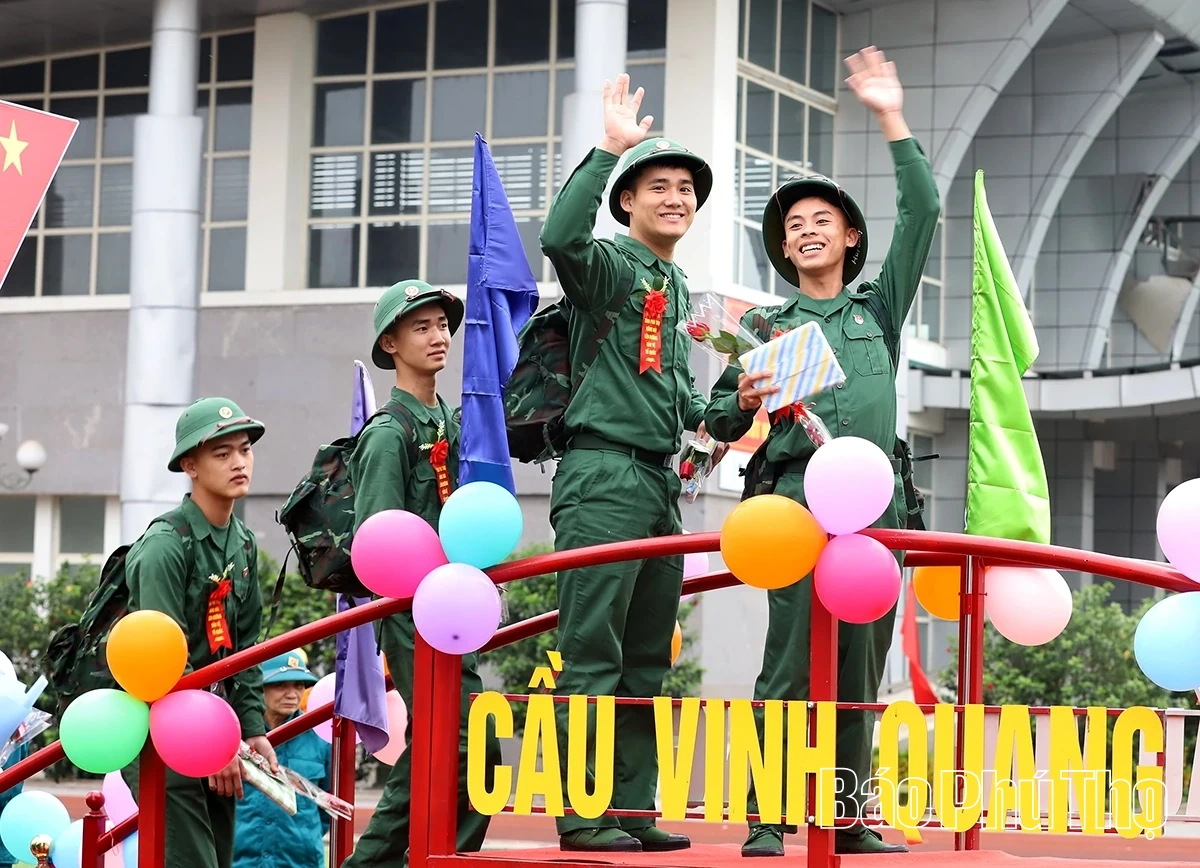 Thứ trưởng Bộ Công an và Chủ tịch UBND tỉnh Phú Thọ động viên tân binh lên đường nhập ngũ