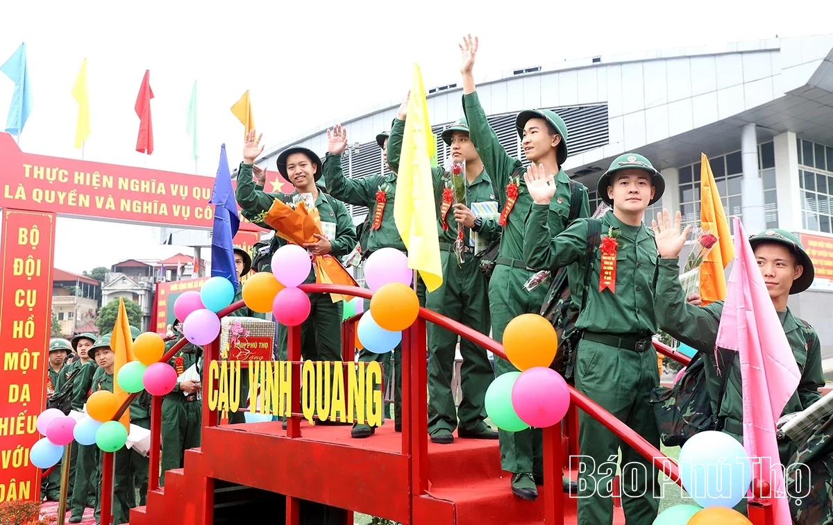 Thứ trưởng Bộ Công an và Chủ tịch UBND tỉnh Phú Thọ động viên tân binh lên đường nhập ngũ