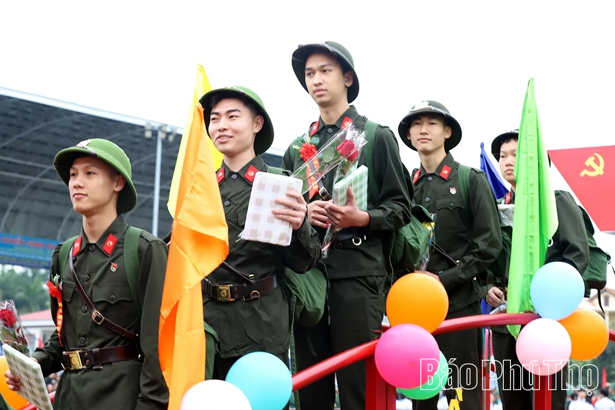 Thứ trưởng Bộ Công an và Chủ tịch UBND tỉnh Phú Thọ động viên tân binh lên đường nhập ngũ