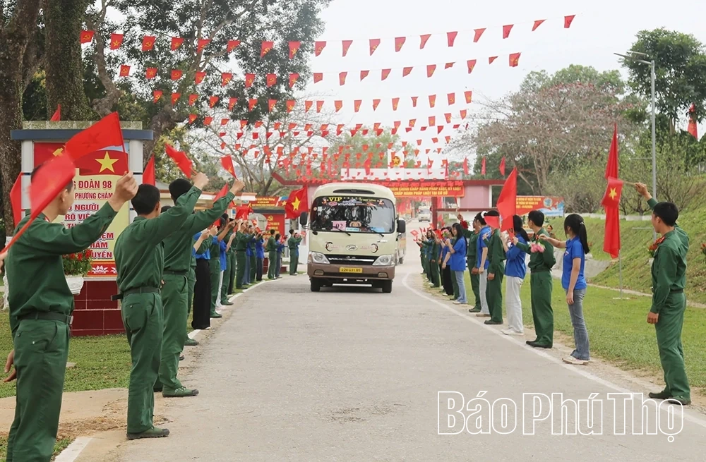 Tưng bừng Ngày hội tòng quân trên quê hương Đất Tổ