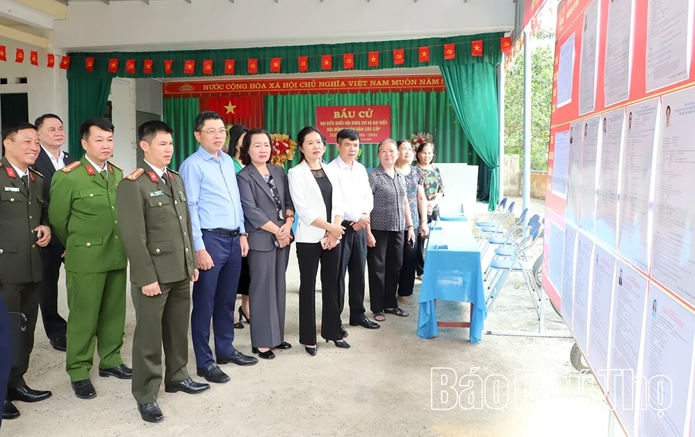 Chủ tịch Ủy ban MTTQ tỉnh Bùi Thị Minh khảo sát, nắm tình hình công tác bầu cử tại Đơn vị bầu cử số 15