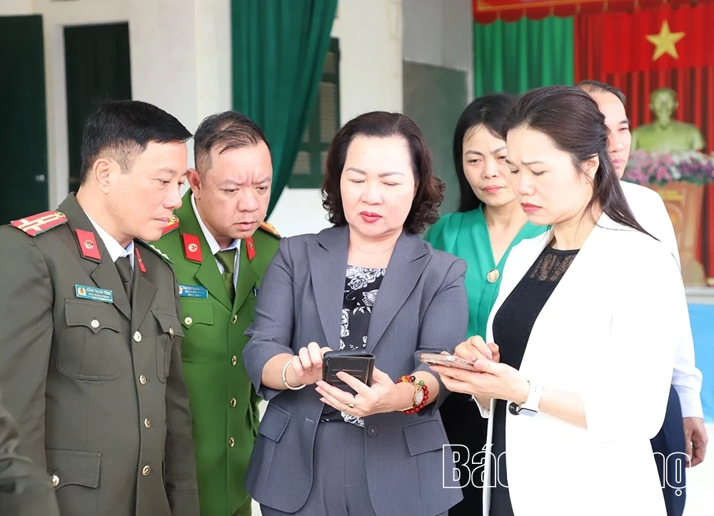 Chủ tịch Ủy ban MTTQ tỉnh Bùi Thị Minh khảo sát, nắm tình hình công tác bầu cử tại Đơn vị bầu cử số 15