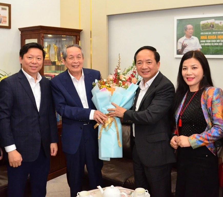 Ông Giáo sư... “đẻ” ra cỏ!