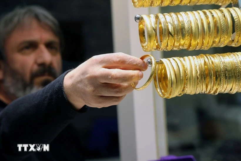 Giá vàng lao dốc mạnh do sức ép từ loạt yếu tố bất lợi