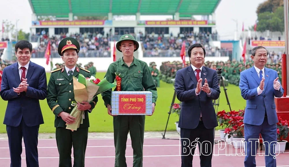 Phó Bí thư Tỉnh ủy Nguyễn Mạnh Sơn dự lễ giao nhận quân tại phường Phú Thọ