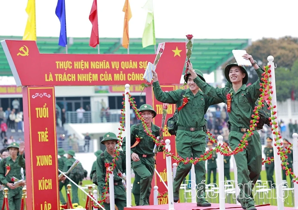 Phó Bí thư Tỉnh ủy Nguyễn Mạnh Sơn dự lễ giao nhận quân tại phường Phú Thọ