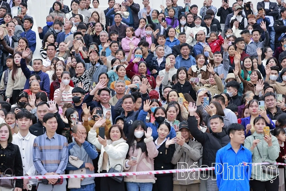 Phó Bí thư Tỉnh ủy Nguyễn Mạnh Sơn dự lễ giao nhận quân tại phường Phú Thọ