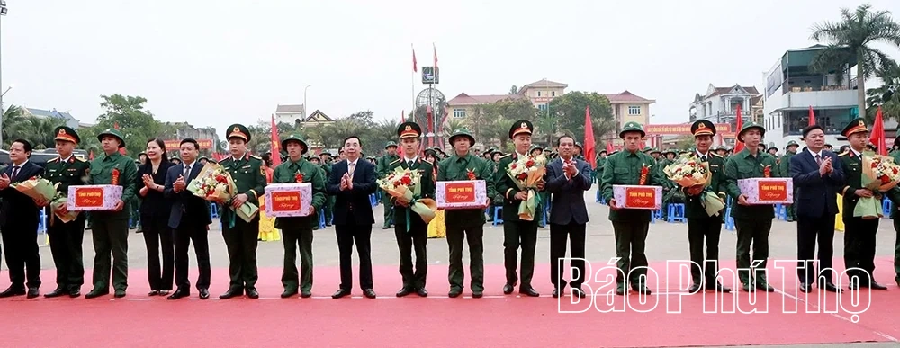 Phó Bí thư Tỉnh ủy Bùi Huy Vĩnh dự lễ giao nhận quân tại Ban Chỉ huy phòng thủ khu vực 1 - Cẩm Khê