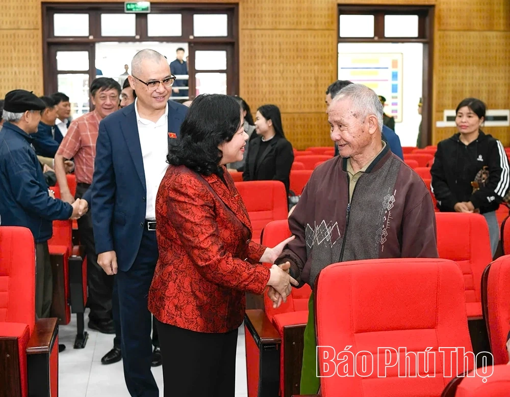 Chủ tịch Ủy ban Trung ương MTTQ Việt Nam Bùi Thị Minh Hoài tiếp xúc cử tri tại Đơn vị bầu cử số 5