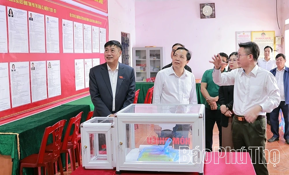 ­­­­Chủ nhiệm Ủy ban Công tác đại biểu của Quốc hội Nguyễn Hữu Đông kiểm tra công tác chuẩn bị bầu cử tại xã Cẩm Khê