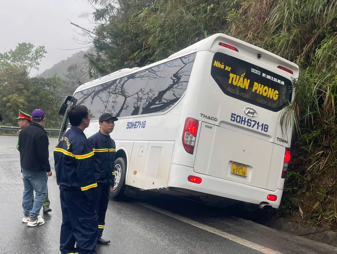 Xe khách va vào taluy dương trên đường từ khu du lịch Tam Đảo xuống