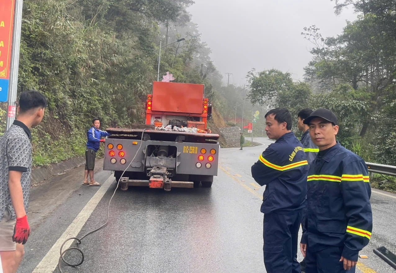 Xe khách va vào taluy dương trên đường từ khu du lịch Tam Đảo xuống