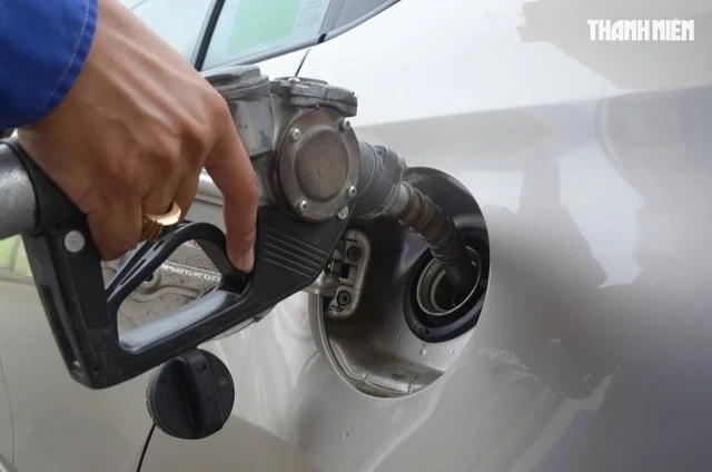 Lắc xe khi tiếp nhiên liệu có giúp đổ được nhiều xăng, dầu hơn?