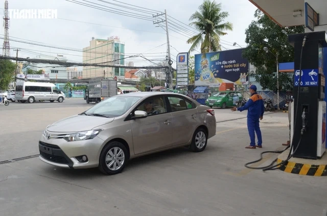 Lắc xe khi tiếp nhiên liệu có giúp đổ được nhiều xăng, dầu hơn?