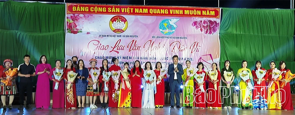 Giao lưu văn nghệ, dân vũ chào mừng Ngày Quốc tế Phụ nữ 8/3