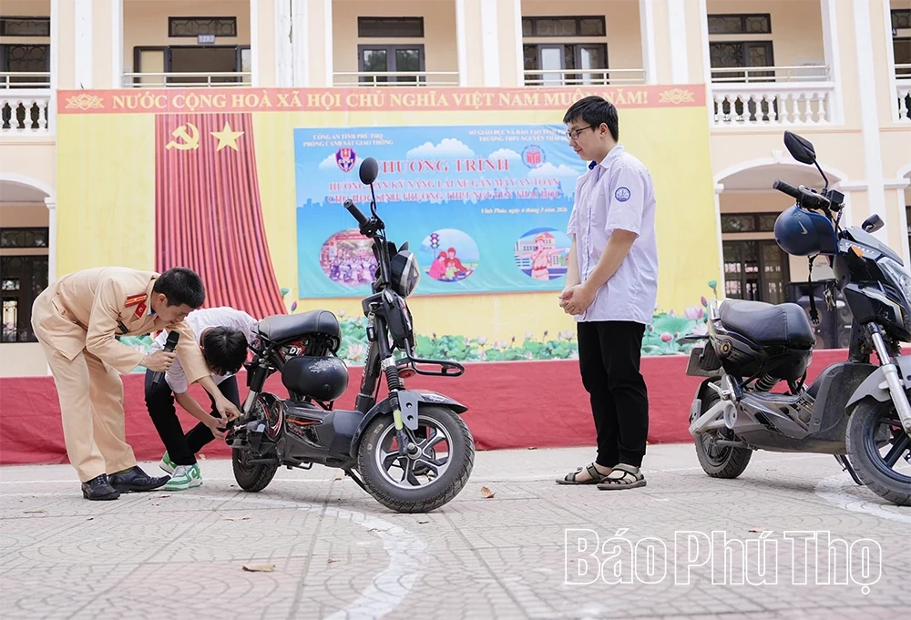 Tuyên truyền pháp luật về an toàn giao thông cho học sinh