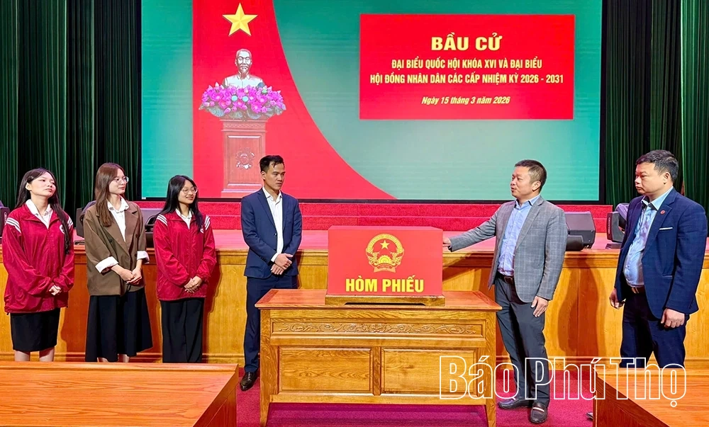 Sinh viên háo hức trước ngày hội non sông