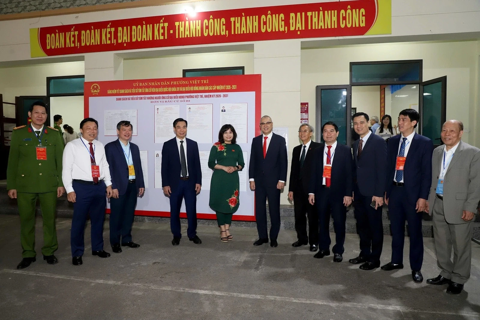 Provincial Party Secretary Pham Dai Dương Visits and Encourages Election Staff in Viet Tri Ward and Provincial Election Operations and Information Center