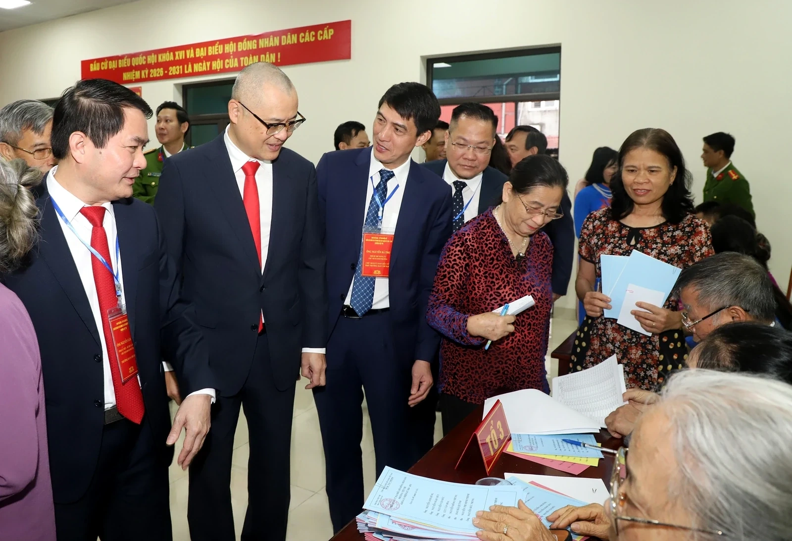 Provincial Party Secretary Pham Dai Dương Visits and Encourages Election Staff in Viet Tri Ward and Provincial Election Operations and Information Center