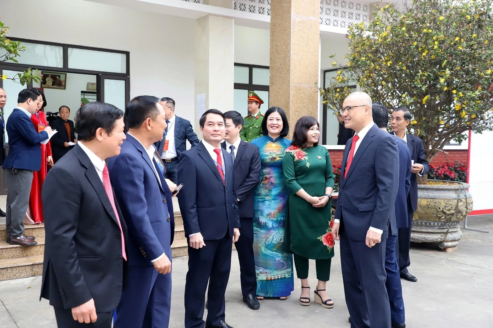 Provincial Party Secretary Pham Dai Dương Visits and Encourages Election Staff in Viet Tri Ward and Provincial Election Operations and Information Center