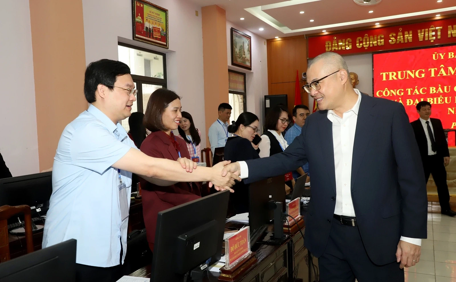 Provincial Party Secretary Pham Dai Dương Visits and Encourages Election Staff in Viet Tri Ward and Provincial Election Operations and Information Center