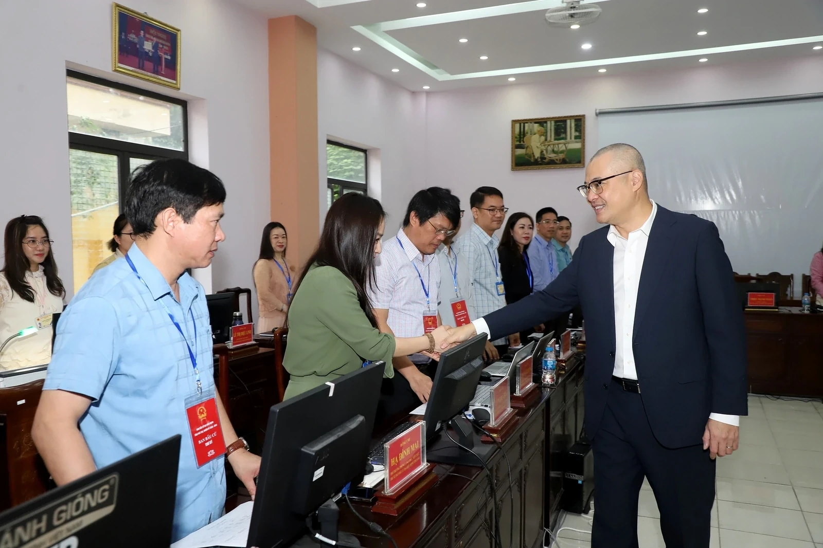 Provincial Party Secretary Pham Dai Dương Visits and Encourages Election Staff in Viet Tri Ward and Provincial Election Operations and Information Center