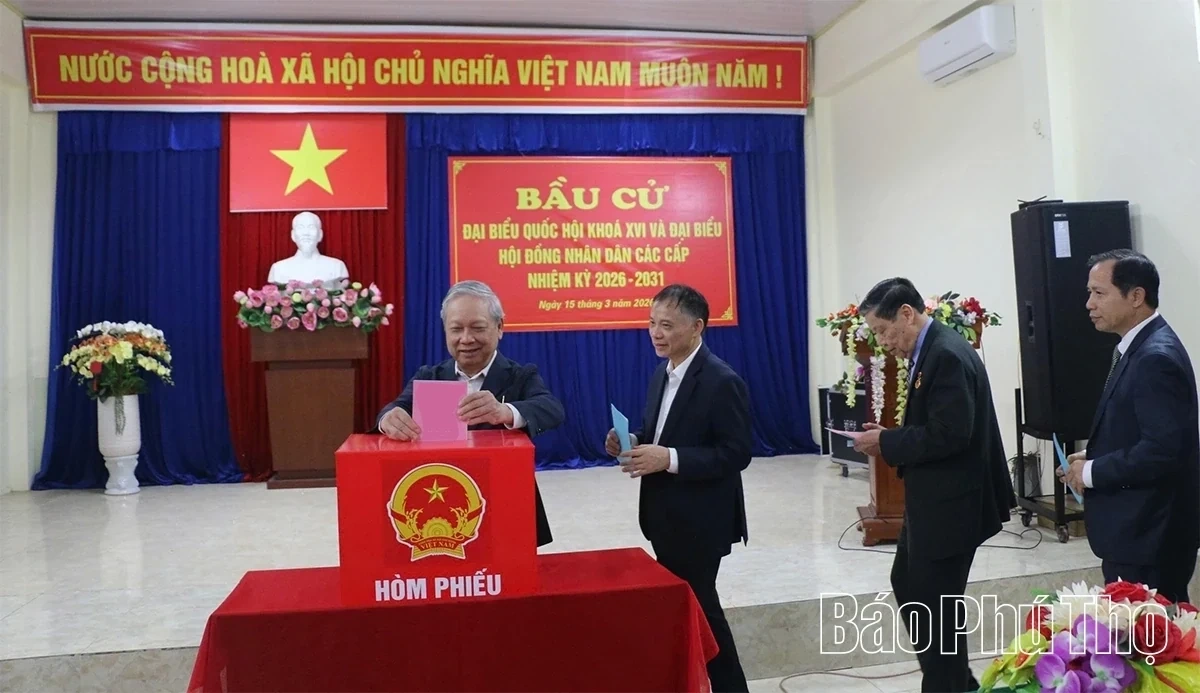 Phó Bí thư Tỉnh ủy, Chủ tịch Ủy ban MTTQ tỉnh Bùi Thị Minh dự khai mạc và bỏ phiếu bầu cử tại khu vực bỏ phiếu số 19, phường Hòa Bình