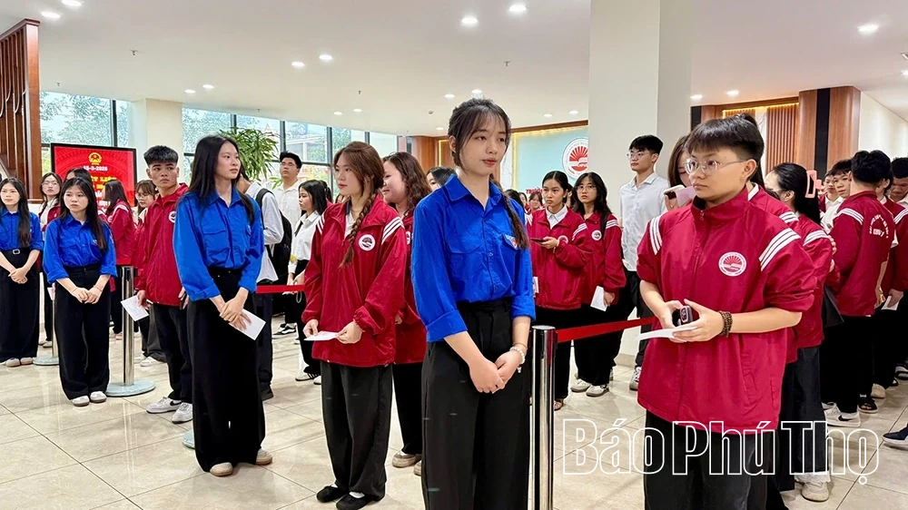 Cử tri trẻ hào hứng tham gia bầu cử tại Trường Đại học Sư phạm Hà Nội 2
