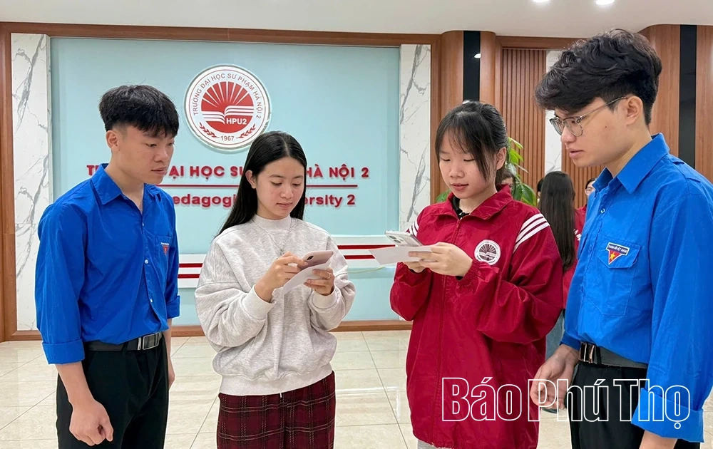 Cử tri trẻ hào hứng tham gia bầu cử tại Trường Đại học Sư phạm Hà Nội 2