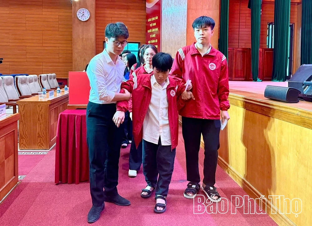 Cử tri trẻ hào hứng tham gia bầu cử tại Trường Đại học Sư phạm Hà Nội 2