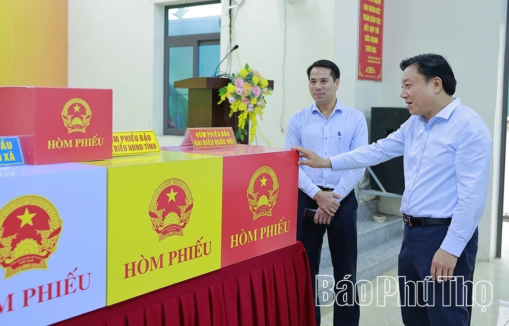 Phó Chủ tịch UBND tỉnh Nguyễn Huy Ngọc kiểm tra công tác bầu cử tại Đơn vị bầu cử số 1