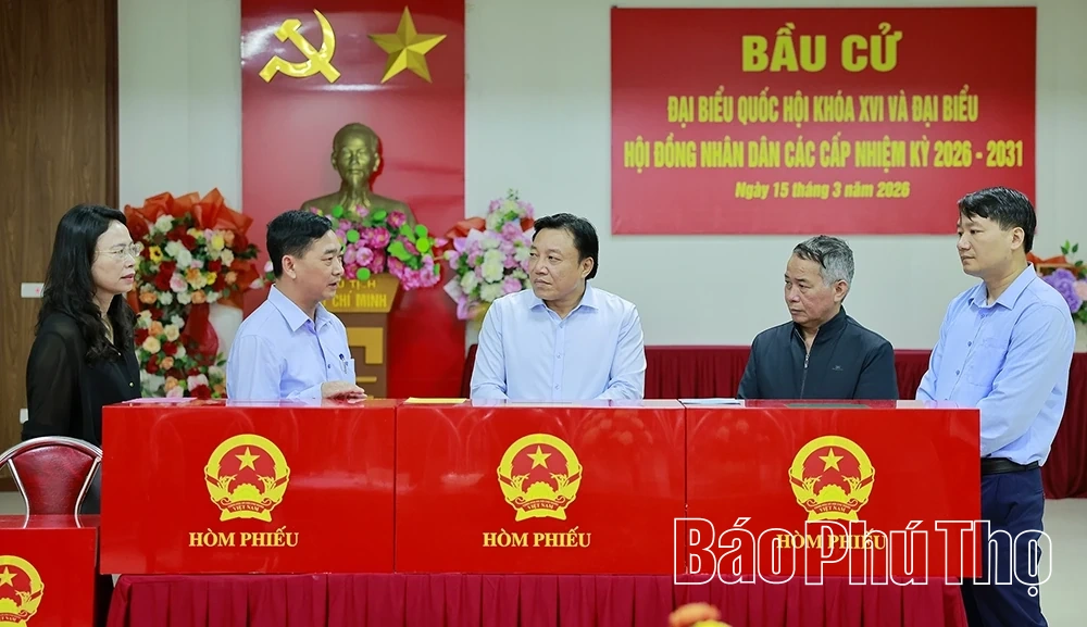 Phó Chủ tịch UBND tỉnh Nguyễn Huy Ngọc kiểm tra công tác bầu cử tại Đơn vị bầu cử số 1