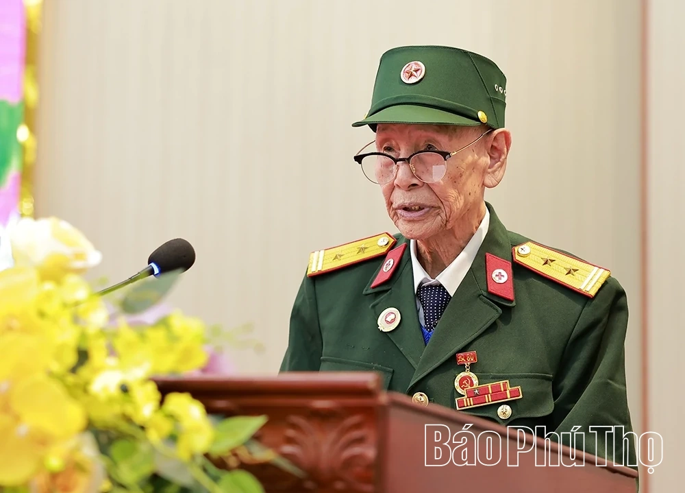 Phó Bí thư Tỉnh ủy Nguyễn Mạnh Sơn trao Huy hiệu 80 năm tuổi Đảng tại xã Xuân Lũng