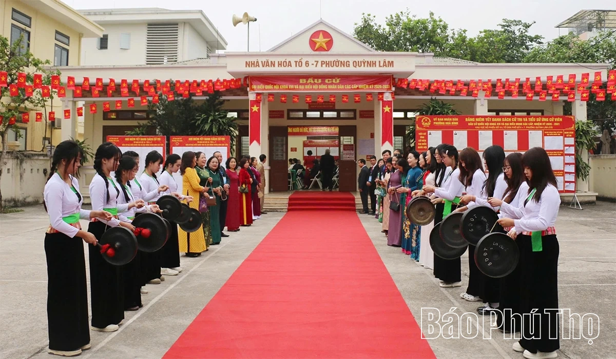 Phó Bí thư Tỉnh ủy, Chủ tịch Ủy ban MTTQ tỉnh Bùi Thị Minh dự khai mạc và bỏ phiếu bầu cử tại khu vực bỏ phiếu số 19, phường Hòa Bình