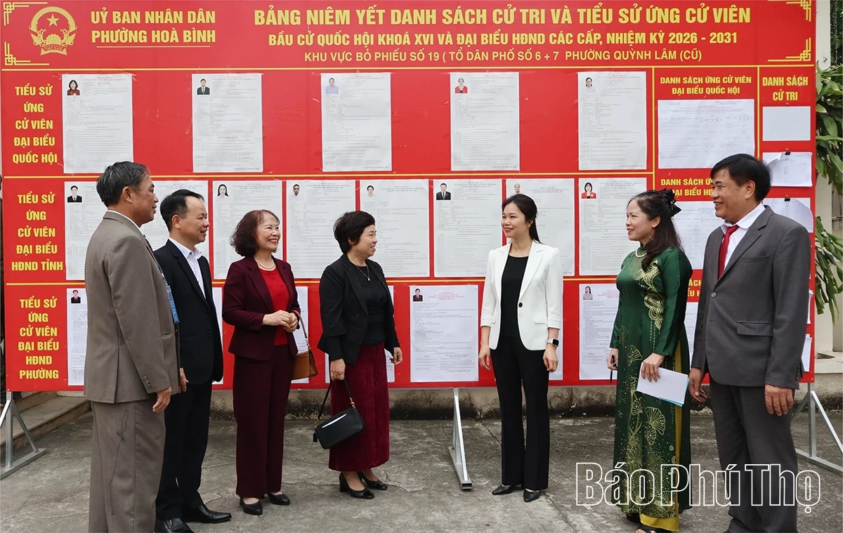 Phó Bí thư Tỉnh ủy, Chủ tịch Ủy ban MTTQ tỉnh Bùi Thị Minh dự khai mạc và bỏ phiếu bầu cử tại khu vực bỏ phiếu số 19, phường Hòa Bình
