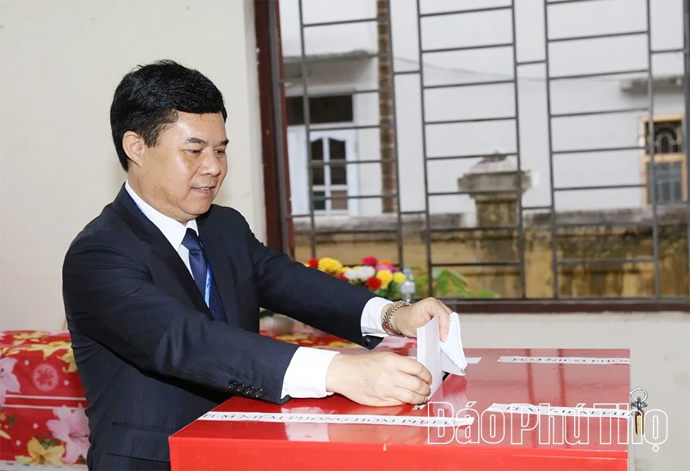 Lãnh đạo tỉnh dự lễ khai mạc và bỏ phiếu bầu cử đại biểu Quốc hội và đại biểu HĐND các cấp