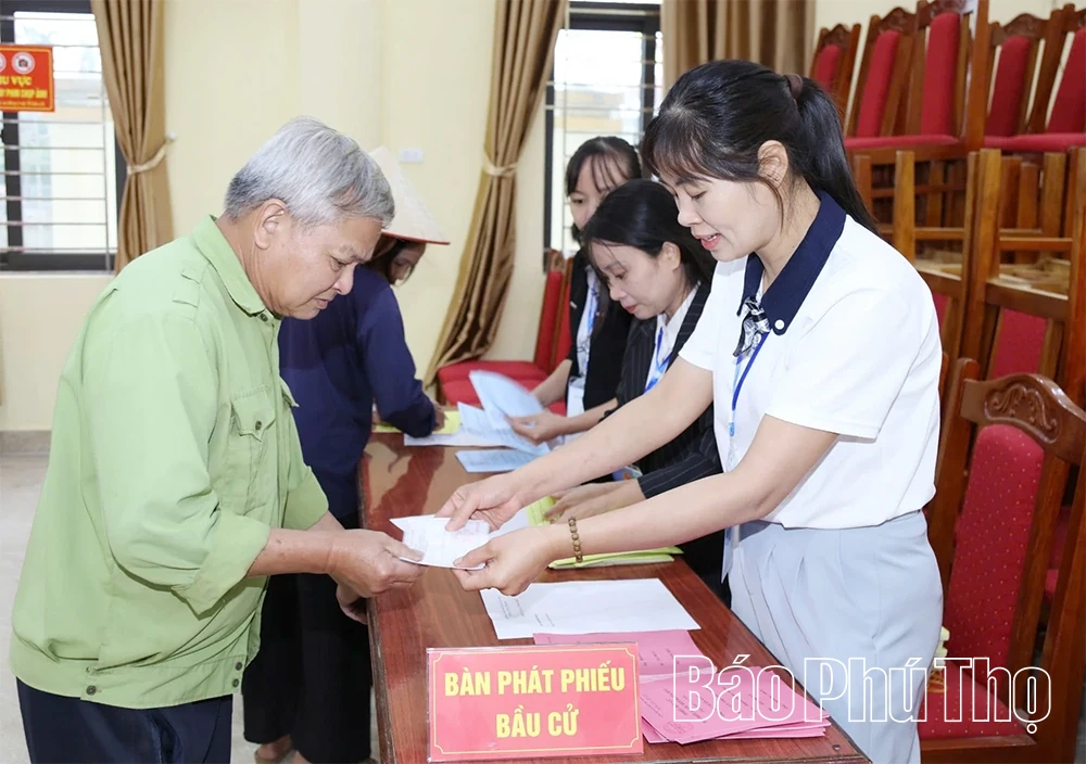 Lãnh đạo tỉnh dự lễ khai mạc và bỏ phiếu bầu cử đại biểu Quốc hội và đại biểu HĐND các cấp