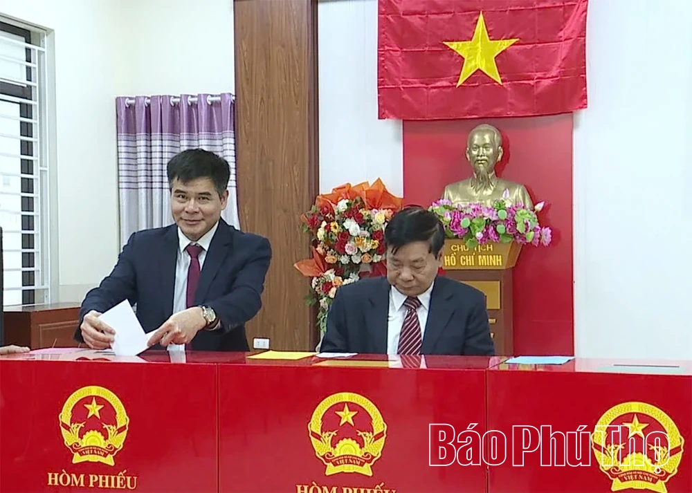 Lãnh đạo tỉnh dự lễ khai mạc và bỏ phiếu bầu cử đại biểu Quốc hội và đại biểu HĐND các cấp