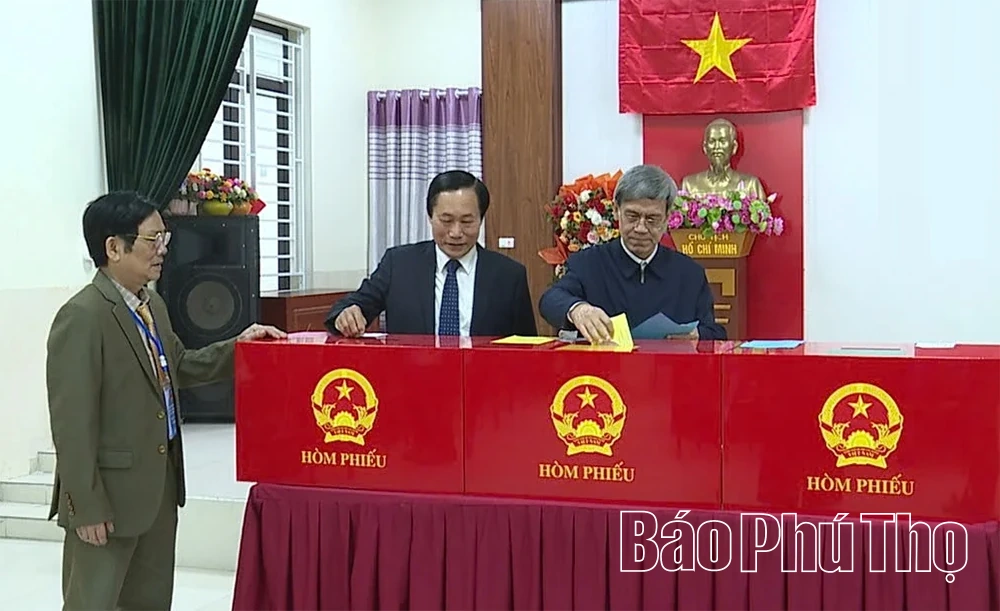 Lãnh đạo tỉnh dự lễ khai mạc và bỏ phiếu bầu cử đại biểu Quốc hội và đại biểu HĐND các cấp