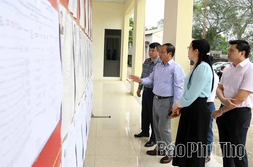 Trưởng Ban Tuyên giáo và Dân vận Tỉnh ủy Lương Đức Minh nắm tình hình công tác bầu cử tại phường Kỳ Sơn