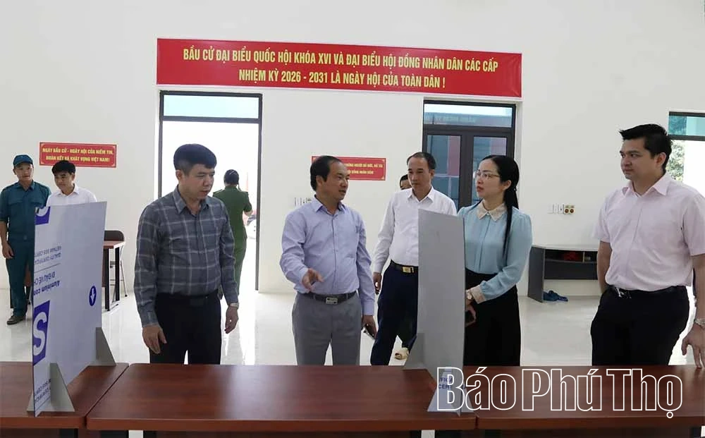 Trưởng Ban Tuyên giáo và Dân vận Tỉnh ủy Lương Đức Minh nắm tình hình công tác bầu cử tại phường Kỳ Sơn