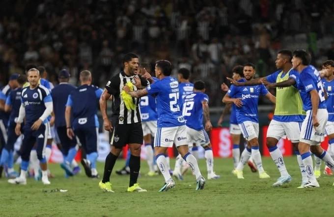 Hỗn chiến dẫn tới 23 thẻ đỏ ở chung kết giải vô địch bang ở Brazil