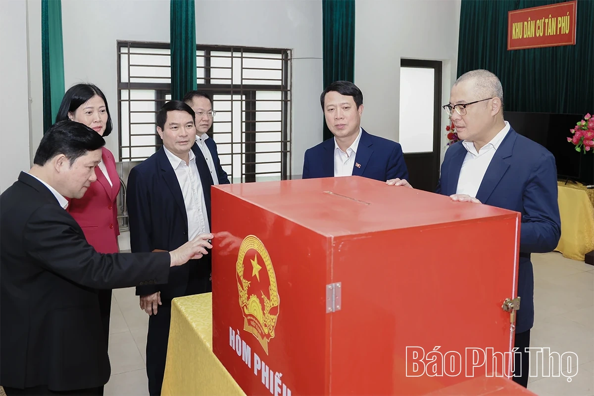 Bí thư Tỉnh ủy Phạm Đại Dương kiểm tra công tác chuẩn bị bầu cử tại các phường Thanh Miếu, Nông Trang