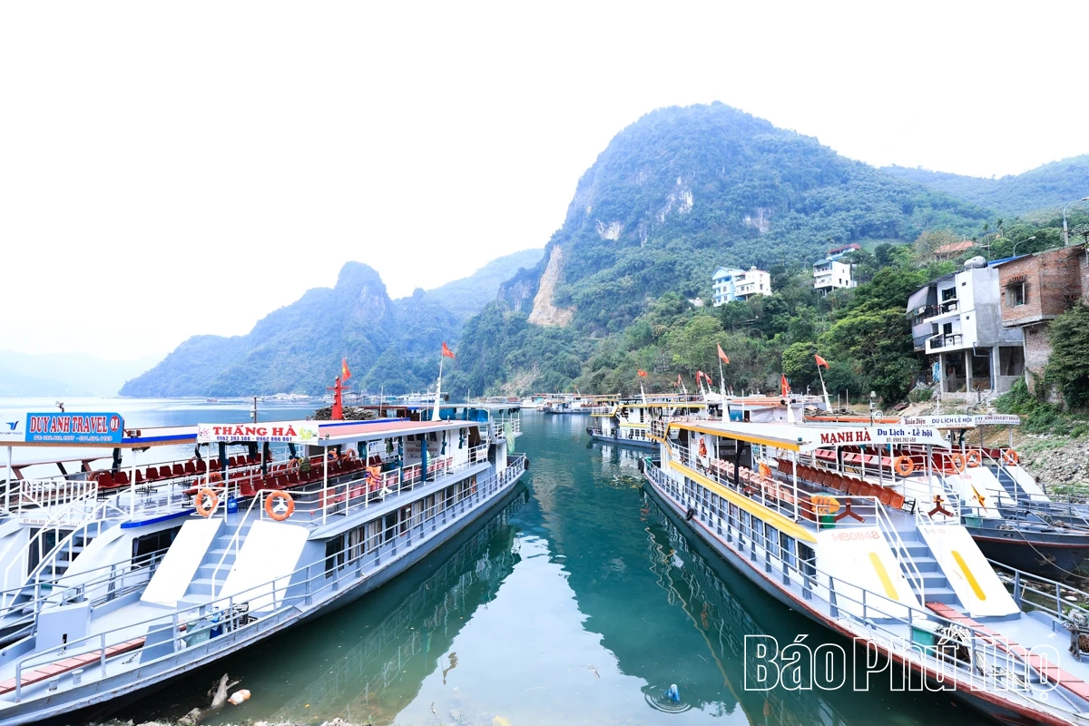 Đón ngày hội lớn bên dòng Đà Giang