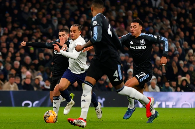 Những sai lầm đẩy Tottenham tới bờ vực xuống hạng