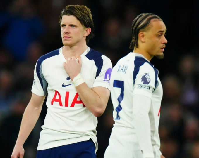 Những sai lầm đẩy Tottenham tới bờ vực xuống hạng