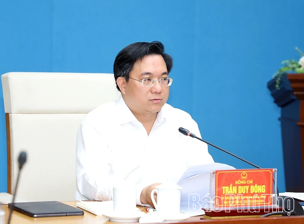 Chủ tịch UBND tỉnh Trần Duy Đông nghe báo cáo công tác quản lý nhà nước về đầu tư công, tài sản công và cấp nước sạch nông thôn