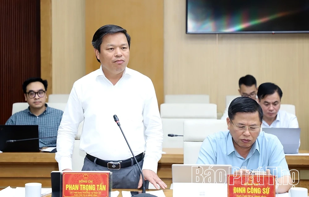 Chủ tịch UBND tỉnh Trần Duy Đông nghe báo cáo công tác quản lý nhà nước về đầu tư công, tài sản công và cấp nước sạch nông thôn