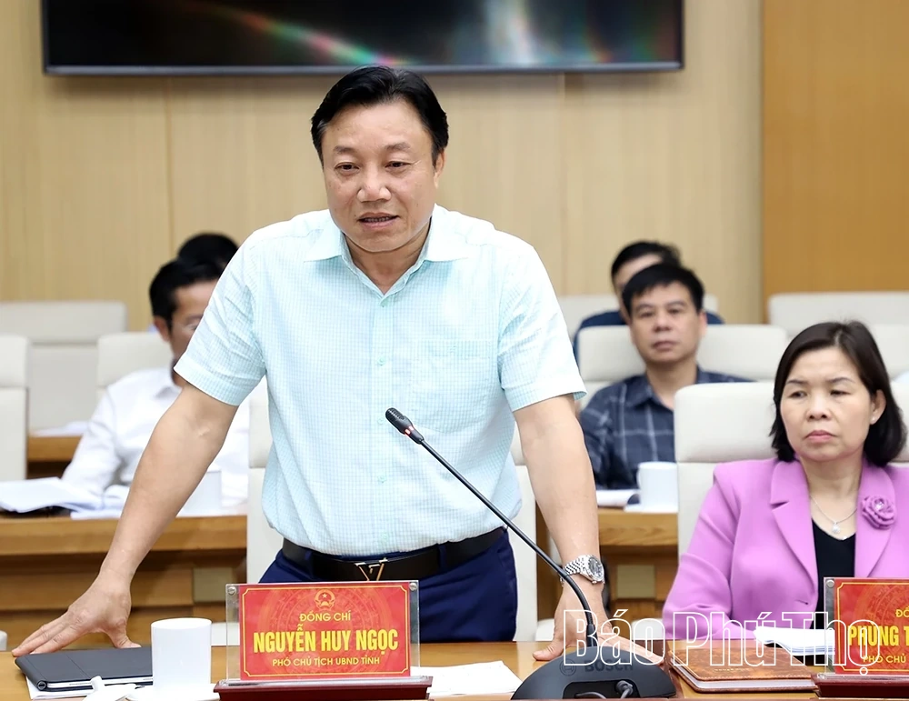 Chủ tịch UBND tỉnh Trần Duy Đông nghe báo cáo công tác quản lý nhà nước về đầu tư công, tài sản công và cấp nước sạch nông thôn