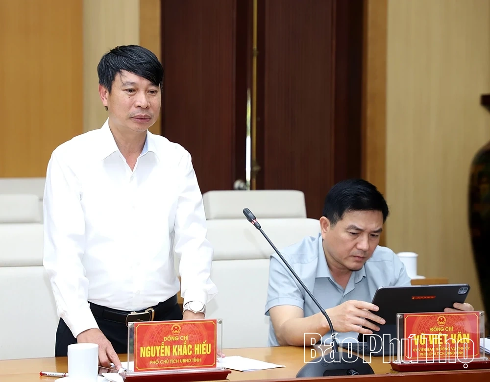 Chủ tịch UBND tỉnh Trần Duy Đông nghe báo cáo công tác quản lý nhà nước về đầu tư công, tài sản công và cấp nước sạch nông thôn